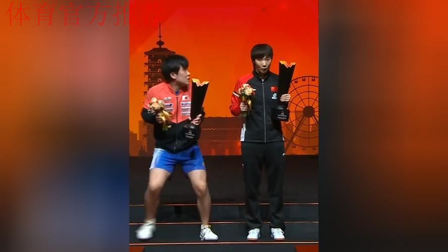 颁奖典礼搞笑两个瞬间：王曼昱被自己奖杯刮疼，张本智和被吓到