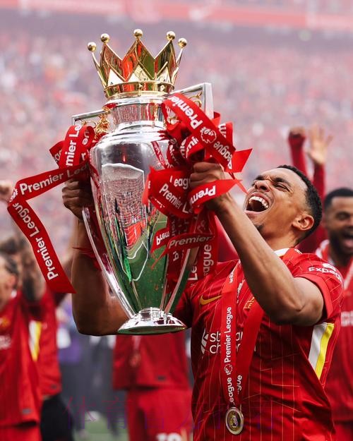 阿诺德:赢更多奖杯 多年后仍被视为最佳右后卫 阿诺德:赢更多奖杯 多年后仍被视为最佳右后卫